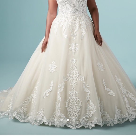 Maggie Sottero Lace Wedding Gown - Picture 2 of 11